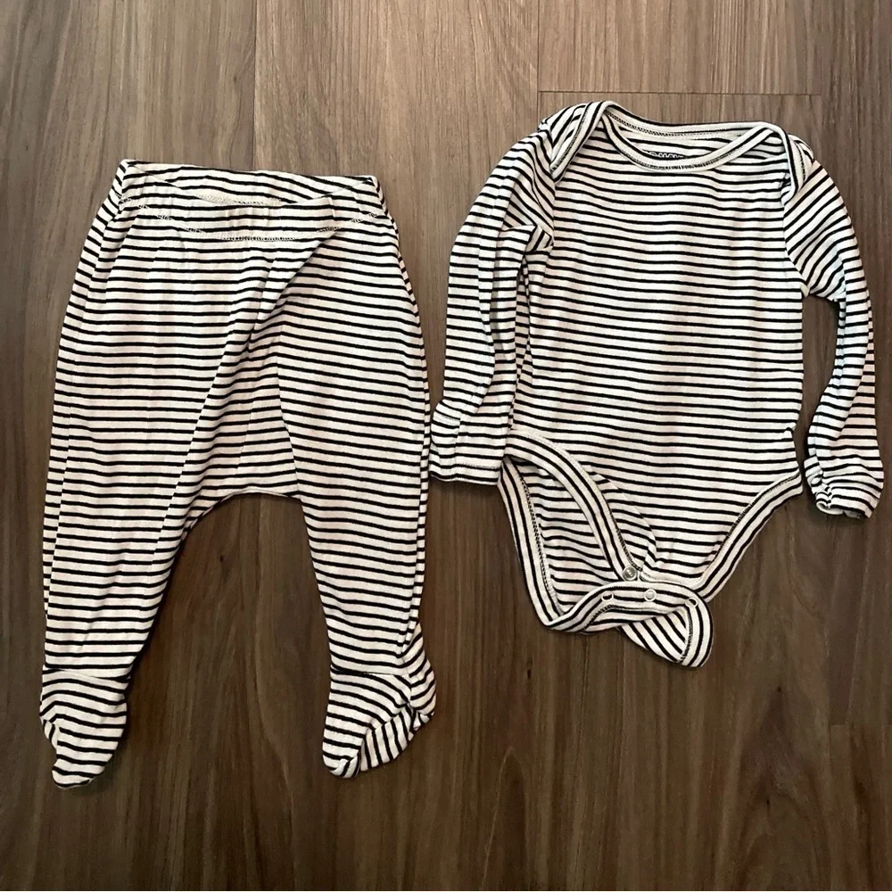 Old Navy Black and White Striped Baby Matching Set size 0-3M